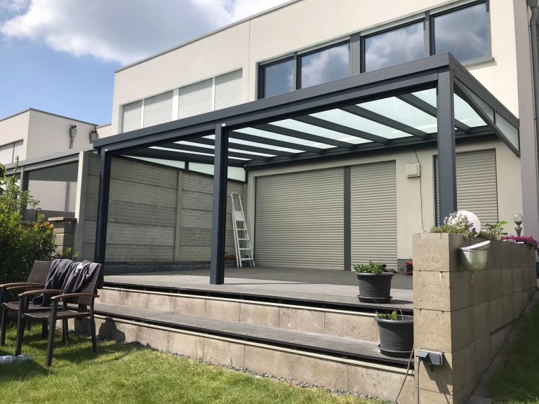 Aluminium-Terrassendach mit Glasdach an modernem Haus