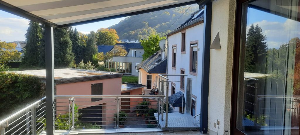 Regen- und sonnengeschützt - Alumaximal Terrassendach mit tollem Blick