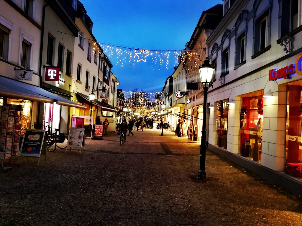 Straßenbeleuchtung montiert vom Terrassendach Händler