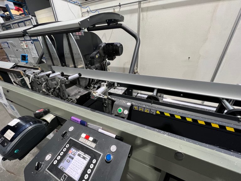 Maschine zur Bearbeitung von Aluminiumprofilen mit Bedientafel