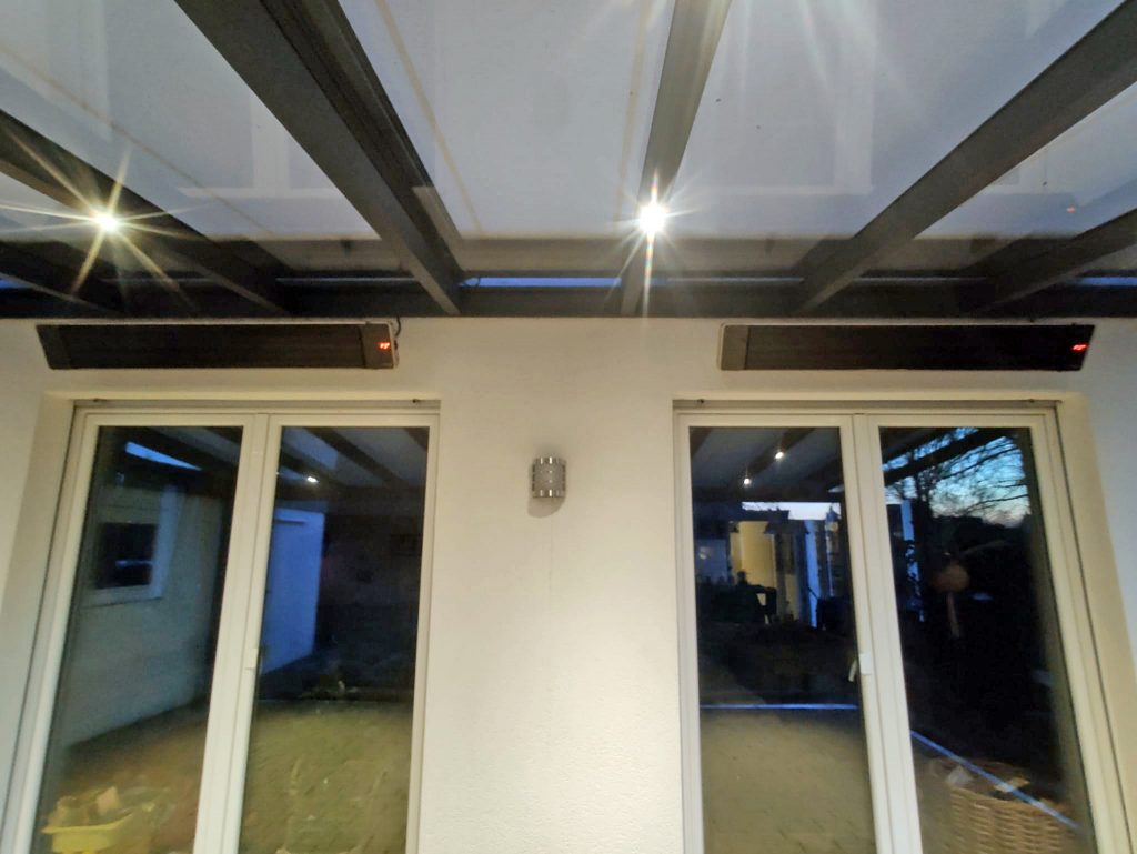 Dimmbare LEDs unter dem Glasdach sorgen für Gemütlichkeit