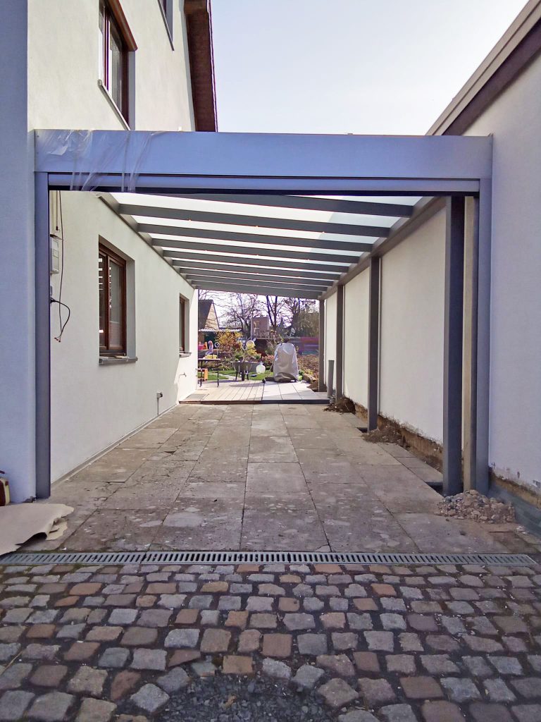 Einfahrt zum neuen Alu Carport