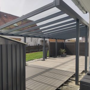 Die Glaseindeckung sorgt für schöne trockene Zeiten im Garten