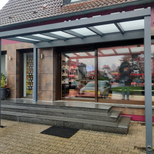 Freistehendes Alu Terrassendach mit Milchglas