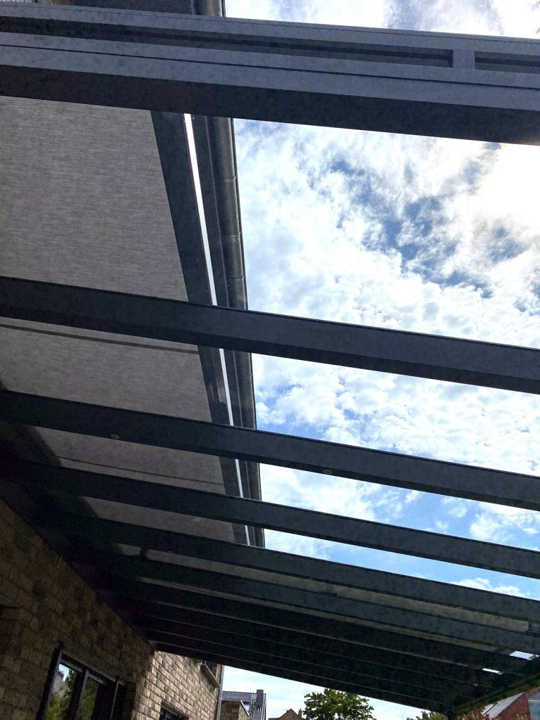 Geschützter Durchblick - Glaseindeckung mit Aufdachmarkise