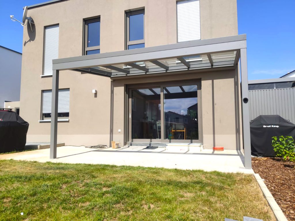 Das silbergraue Aluminium Terrassendach passt ideal zum Haus