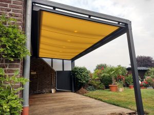 Aluminium-Terrassendach mit gelber Markise über Holzterrasse