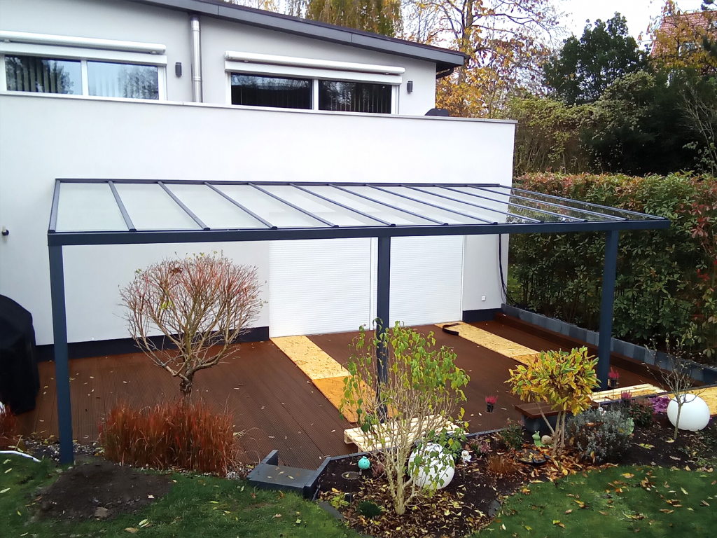 Alu Terrassendach mit 7700 mm Breite in Luebeck