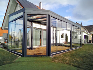 Terrassendach aus Aluminium mit verglasten Schiebewänden