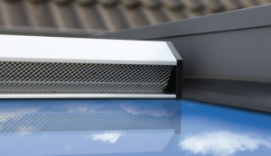 Aluminium-Terrassendach mit Entwässerungsprofil und reflektierendem Glas