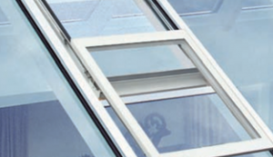 Lüftungsfenster im Aluminium-Glasdach