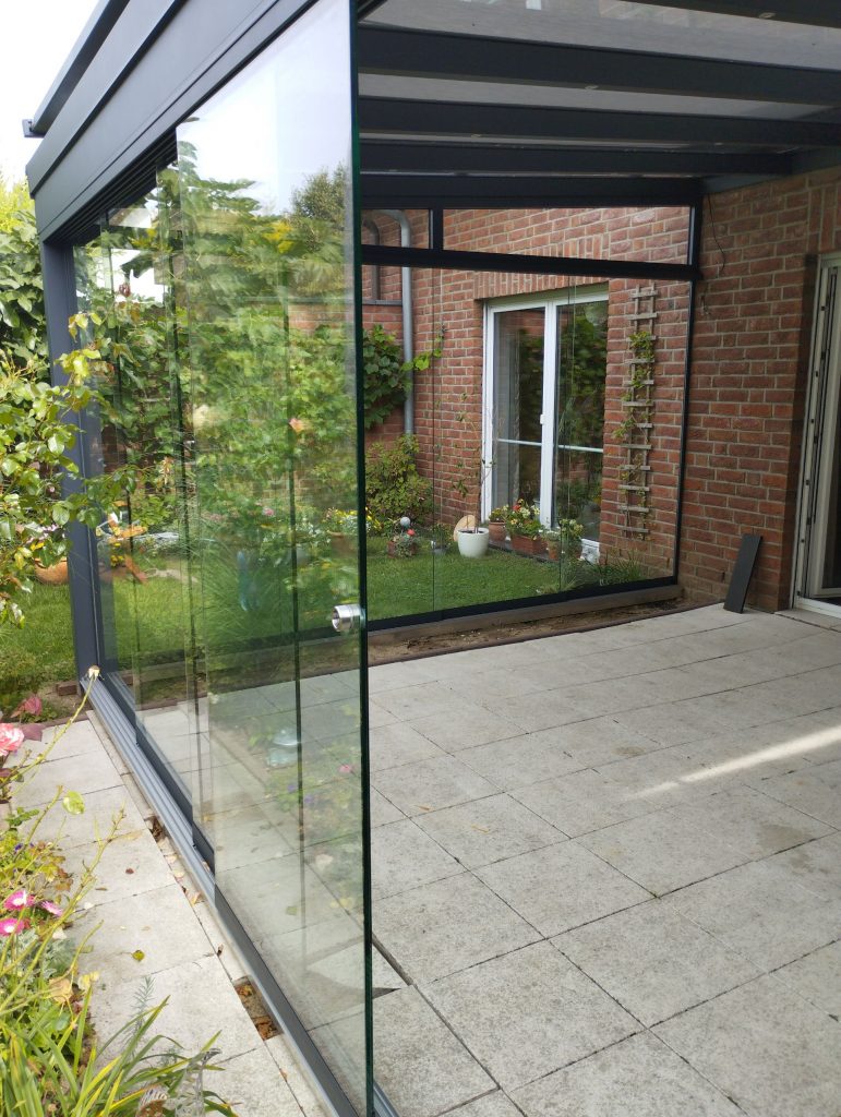 Glasschiebeelemente sorgen für einen angenehmen Terrassenaufenthalt