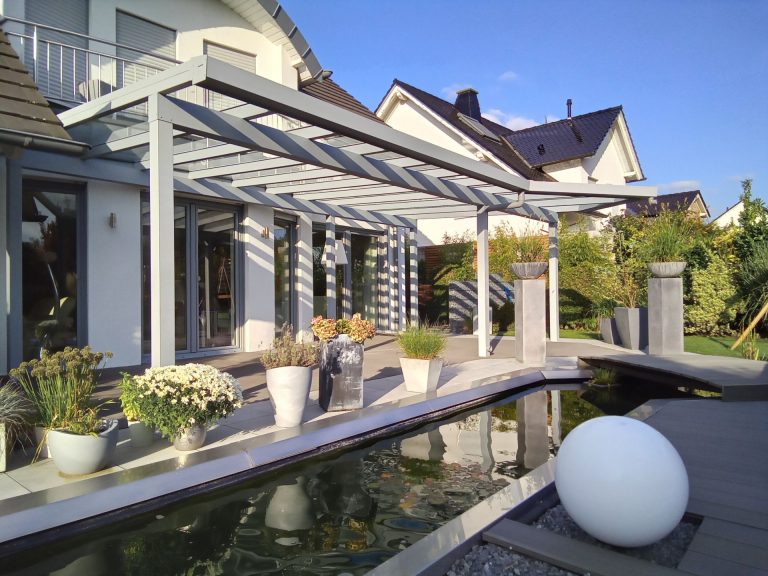 Terrassendach aus Aluminium mit Glasdach über Terrasse und Wasserbecken