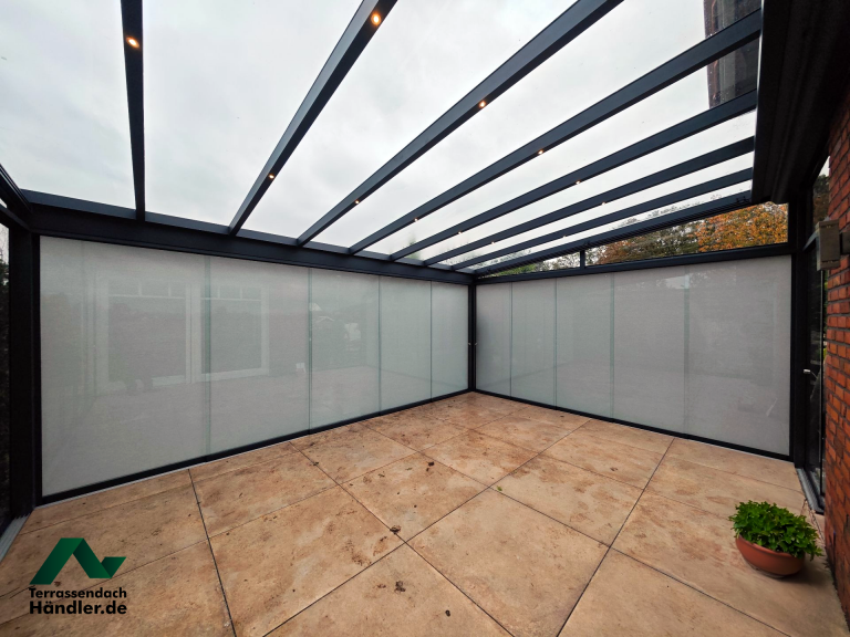 Aluminium-Terrassendach mit seitlichen Zip-Rollos