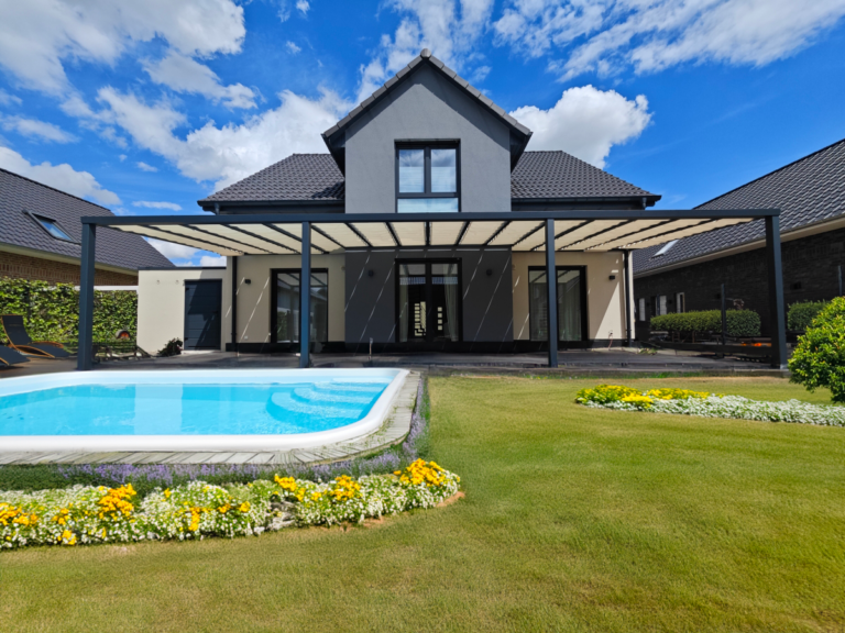 Einfamilienhaus mit schwarzem Aluminium-Terrassendach und Swimmingpool