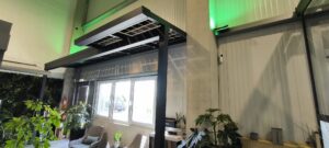 Aluminium-Terrassendach mit integrierter LED-Beleuchtung über Fensterfront