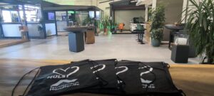 Ausstellungsraum mit Terrassendach-Displays und Pflanzen.