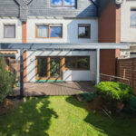 Aluminium-Terrassendach über Holzterrasse mit Garten