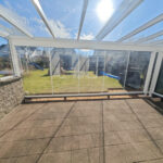 Terrassendach aus Aluminium mit Glasdach und verglaster Schiebewand