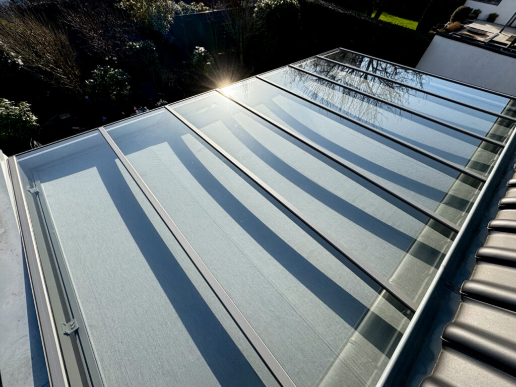 Glas-Terrassendach mit integrierten Sonnenschutzlamellen