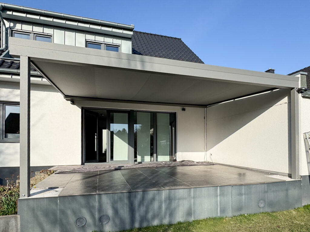 Aluminium-Terrassendach vor einem Haus mit Glasschiebetüren